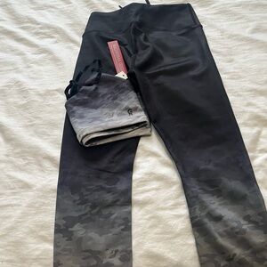 Good American workout set Camouflage sports bra and leggings nwt